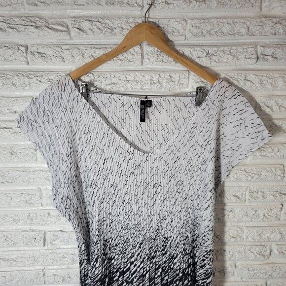 Milano Women's 3X Plus Top Blouse Black White Geometric V-Neck GEO117E - Picture 3 of 9